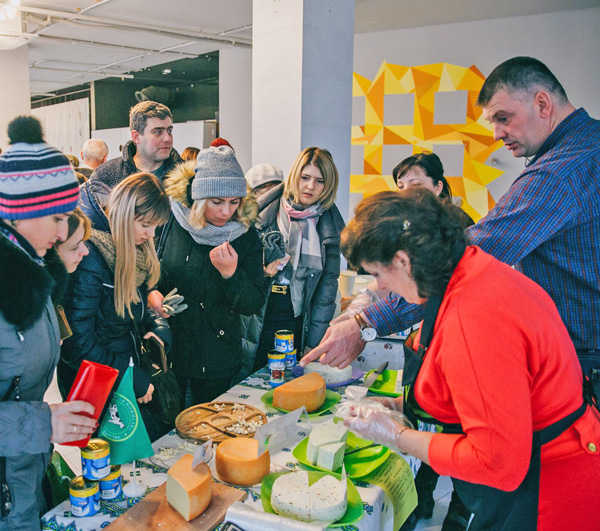 На ярмарках люди залюбки купують натуральну молочну продукцію від гощанського «Сноумілк». Фото з сайту facebook.com/fond.lutsk